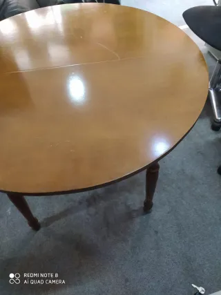 Mesa redonda de madera y sillas