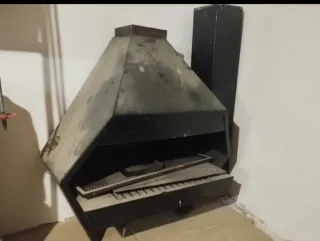 Gran chimenea abierta de metal