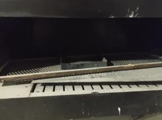 Gran chimenea abierta de metal