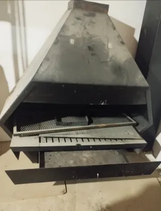 Gran chimenea abierta de metal