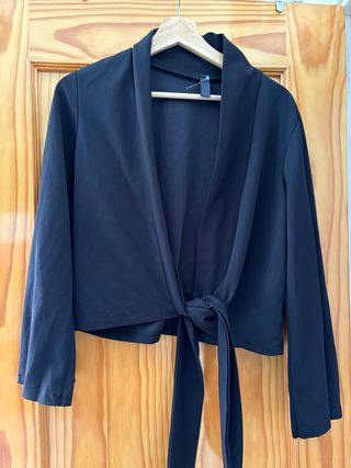 Blusa negra cruzada con lazada