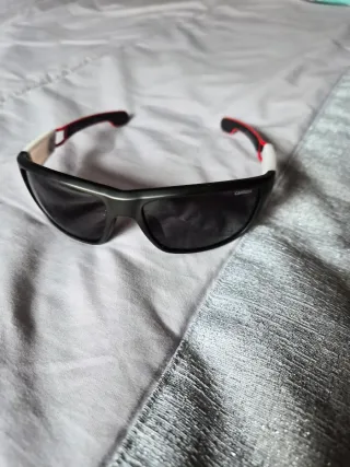 Gafas de sol con su estuche marca carrera