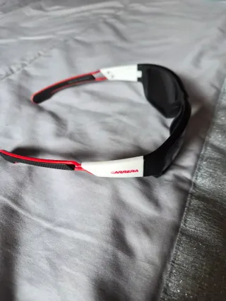 Gafas de sol con su estuche marca carrera