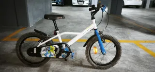 Bicicleta infantil azul y blanca