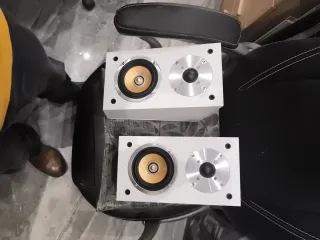 Altavoces Dolby Atmos Blancos