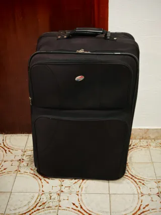 Maleta de viaje negra con ruedas