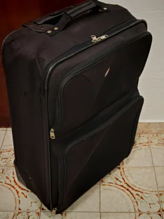 Maleta de viaje negra con ruedas