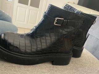 Botín Zara efecto piel cocodrilo negro talla 37