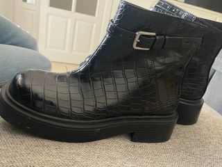Botín Zara efecto piel cocodrilo negro talla 37