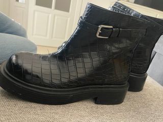 Botín Zara efecto piel cocodrilo negro talla 37
