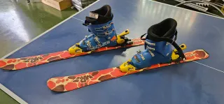 Botas infantil T-22,5 (36) y esquis.