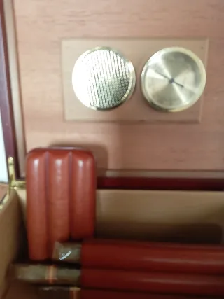 Scatola di sigari in pelle con igrometro