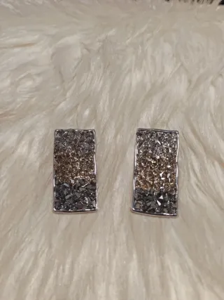 Pendientes rectangulares dorados y plateados