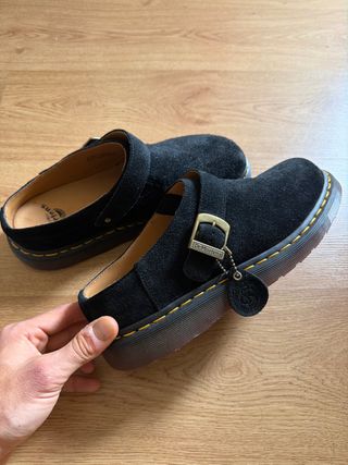 Zuecos Dr. Martens ante negro