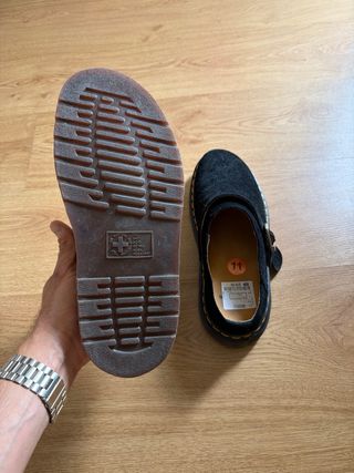 Zuecos Dr. Martens ante negro