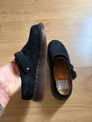 Zuecos Dr. Martens ante negro