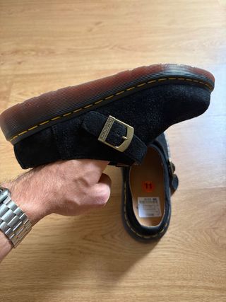 Zuecos Dr. Martens ante negro