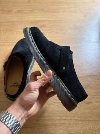 Zuecos Dr. Martens ante negro
