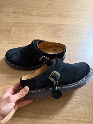 Zuecos Dr. Martens ante negro