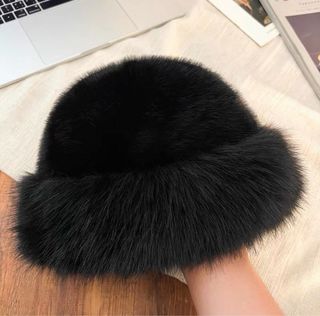 Cappello nero in pelliccia sintetica