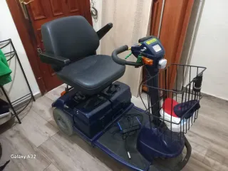 Silla de movilidad reducida azul