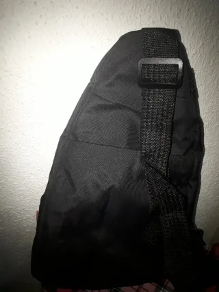 Mochila bandolera negra