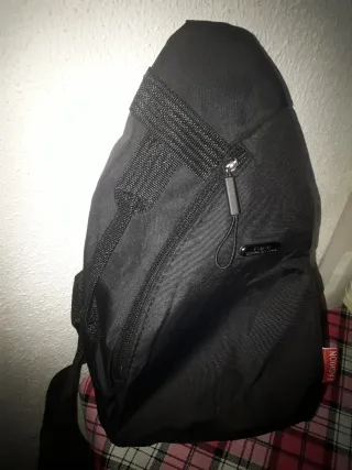Mochila bandolera negra