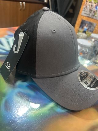Gorra Oakley Tinfoil Talla M/L Negra y Gris