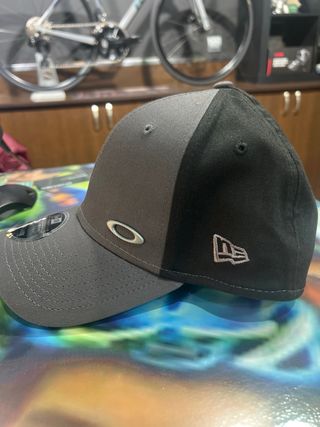 Gorra Oakley Tinfoil Talla M/L Negra y Gris