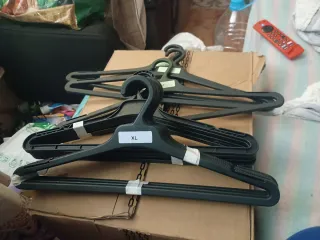 Perchas resistentes de plástico negro