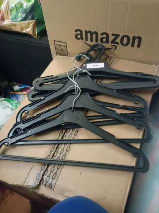 Perchas resistentes de plástico negro