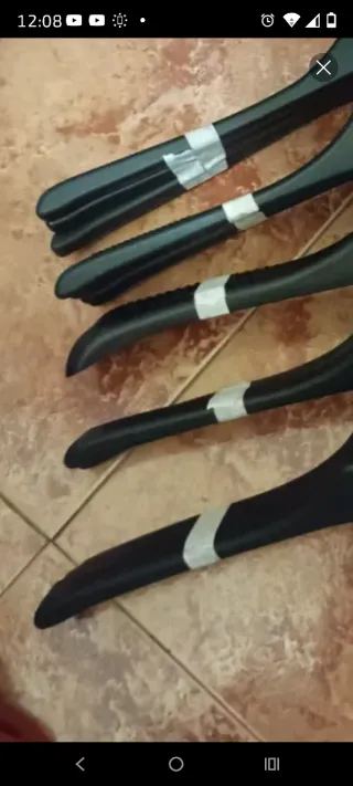 Perchas resistentes de plástico negro