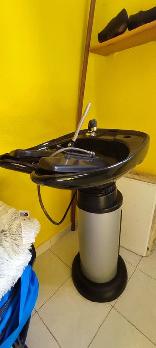 Lote de mobiliario de peluquería.