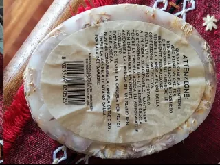 Candela decorata con fiori secchi