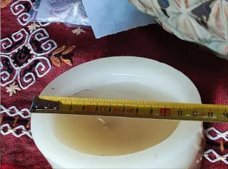 Candela decorata con fiori secchi