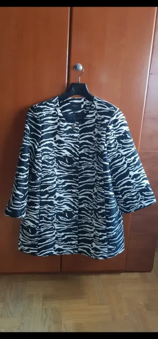 Abrigo Cortefiel estampado cebra