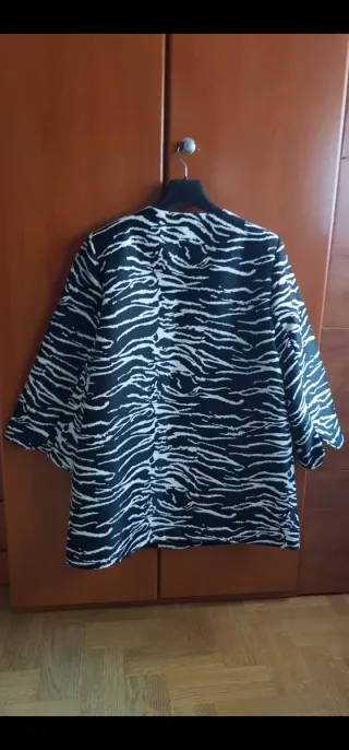 Abrigo Cortefiel estampado cebra