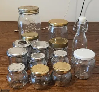 Vasetti e tazzine in vetro dorato