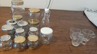 Vasetti e tazzine in vetro dorato