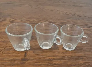 Vasetti e tazzine in vetro dorato