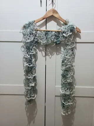 Bufanda Fular Volantes Bordados gris blanco