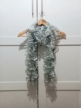 Bufanda Fular Volantes Bordados gris blanco