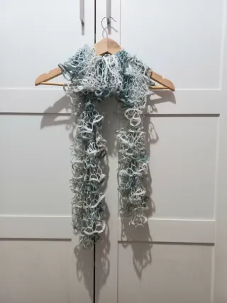 Bufanda Fular Volantes Bordados gris blanco