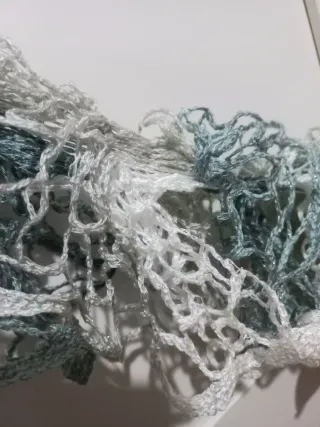 Bufanda Fular Volantes Bordados gris blanco