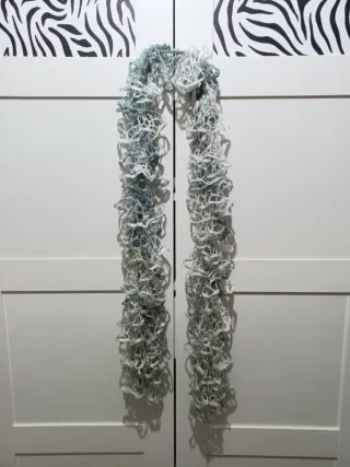 Bufanda Fular Volantes Bordados gris blanco