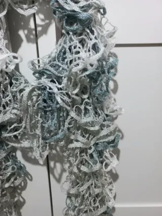 Bufanda Fular Volantes Bordados gris blanco