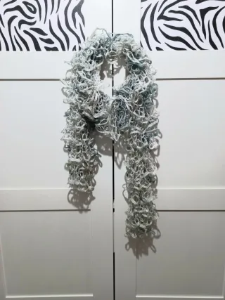 Bufanda Fular Volantes Bordados gris blanco