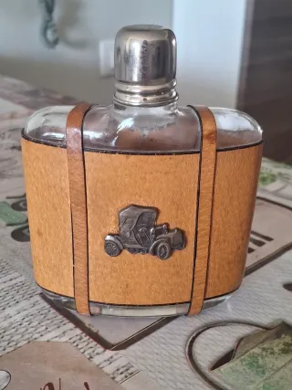 Fiaschetta da whisky vintage con auto