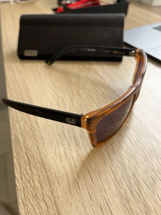 Gafas de sol marrones y moradas