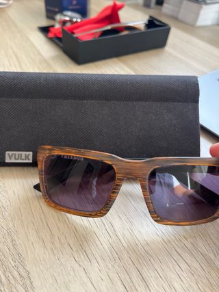 Gafas de sol marrones y moradas